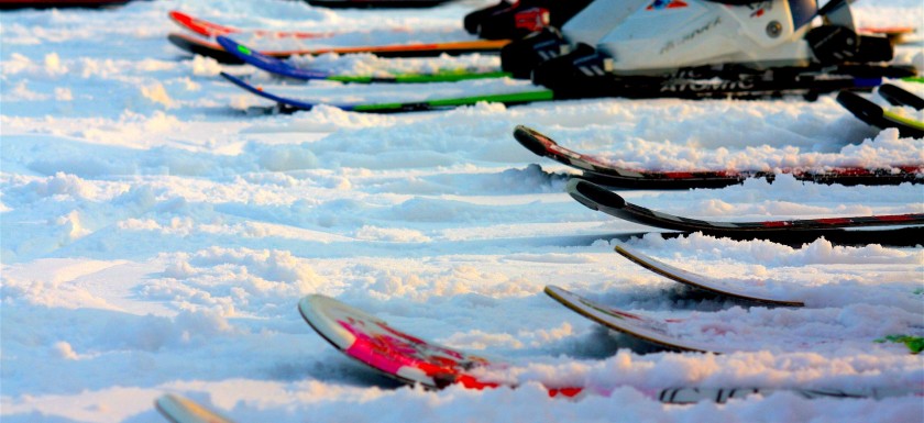 skis-in-snow