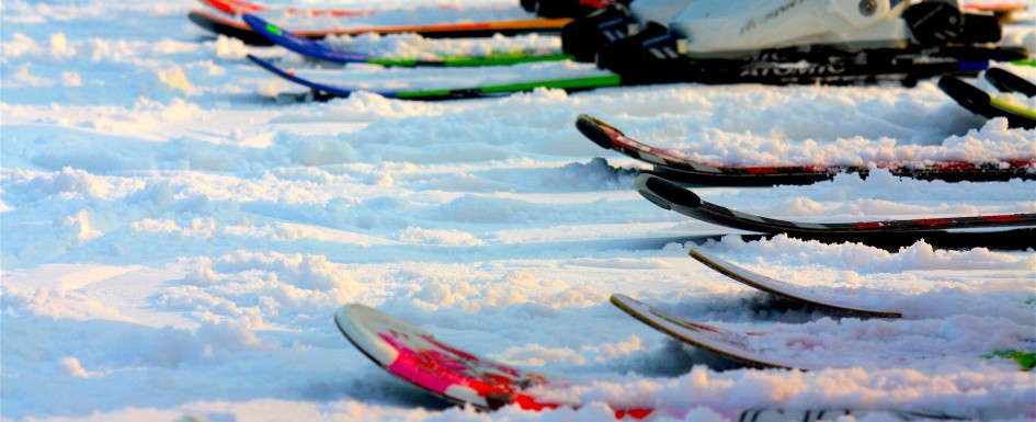 skis-in-snow